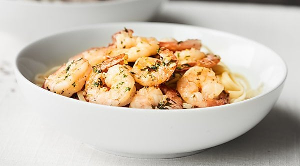 Tender shrimp, butter-y + garlicky sauce... this Easy Shrimp Scampi Recipe is simply perfect! showmetheyummy.com #shrimpscampi #easydinner