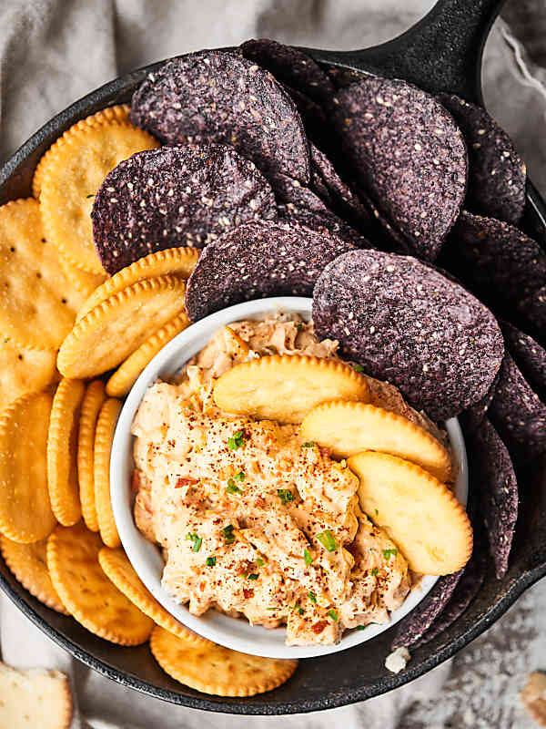 This Crack Dip is highly addictive. You've been warned. ;) Full of cream cheese, bacon, sour cream, spices and more, you're never gonna want to stop eating it! showmetheyummy.com #crackdip #baconappetizer