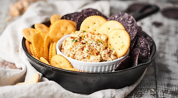 This Crack Dip is highly addictive. You've been warned. ;) Full of cream cheese, bacon, sour cream, spices and more, you're never gonna want to stop eating it! showmetheyummy.com #crackdip #baconappetizer