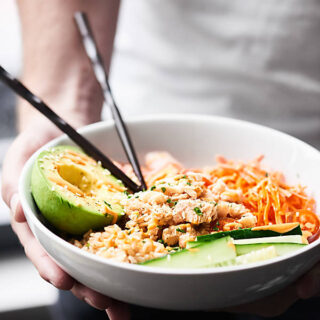 This Spicy Tuna Roll Bowl is a deconstructed version of the spicy tuna roll. Protein packed tuna, brown rice, and veggies all smothered in the most magically spicy mayo sauce. showmetheyummy.com Made in partnership w/ @chickenofthesea #spicytunaroll #sushirecipe