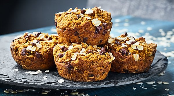 #ad These Skinny Pumpkin Muffins are only 130 calories, gluten free, vegan, and full of oats, pumpkin, loads of spices, and chocolate chips! showmetheyummy.com Made in partnership w/ @bobsredmill #pumpkinmuffins #healthy