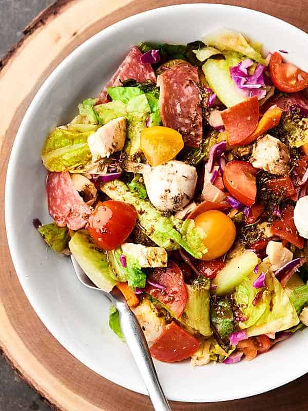 This Antipasto Chicken Salad Recipe only takes 10 minutes to put together and is full of all your favorite antipasto ingredients: pepperoni, mozzarella, basil, roasted red peppers, and more! showmetheyummy.com