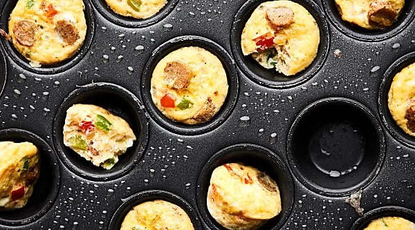 #ad Start your day right with these 29 calorie Healthy Breakfast Casserole Bites! Packed with veggies, chicken sausage, and eggs, these bites are healthy, gluten free, and totally flavorful! showmetheyummy.com Made in partnership w/ @jonesdairyfarm