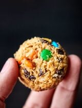These No Bake Monster Cookie Bites only require 5 minutes of prep and 5 ingredients: peanut butter, honey, oats, chocolate chips, and M&Ms! showmetheyummy.com