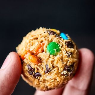 These No Bake Monster Cookie Bites only require 5 minutes of prep and 5 ingredients: peanut butter, honey, oats, chocolate chips, and M&Ms! showmetheyummy.com