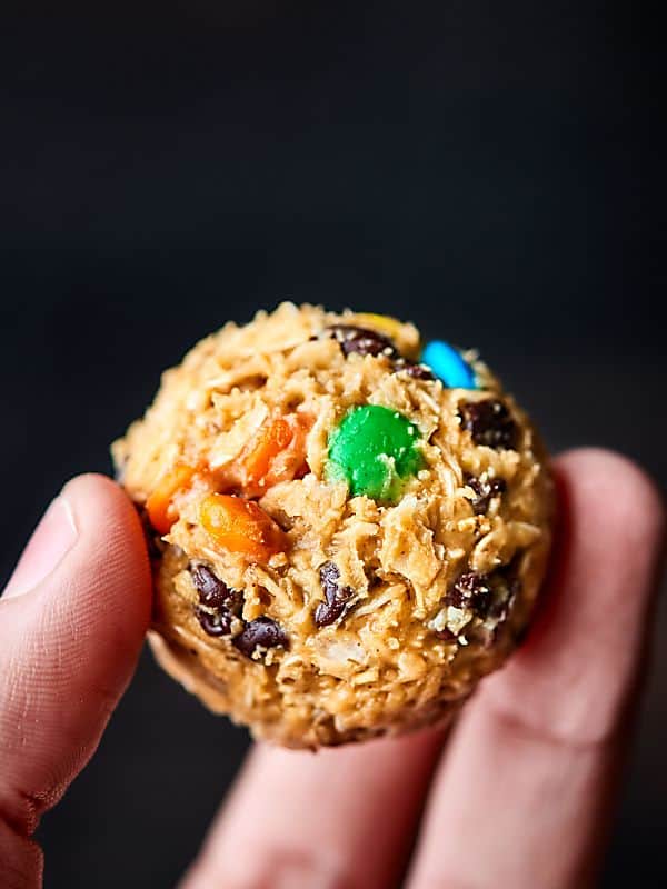 These No Bake Monster Cookie Bites only require 5 minutes of prep and 5 ingredients: peanut butter, honey, oats, chocolate chips, and M&Ms! showmetheyummy.com