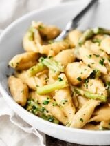 This One Pot Spring Pasta comes together in less than 30 minutes and is loaded with asparagus, sweet peas, and just a touch of goat cheese. The perfect, easy, vegetarian dinner! showmetheyummy.com