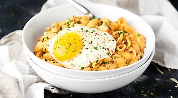 #ad This Breakfast Mac and Cheese Recipe is made in ONE pot and is loaded with THREE kinds of cheese, spicy breakfast sausage, and potatoes, and topped with a runny egg! showmetheyummy.com Made in partnership w/ @crystalfarms #cheeselove #CrystalFarmsCheese