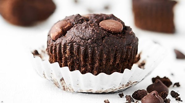 At only 150 calories, these Healthy Chocolate Banana Muffins are healthy enough for breakfast, but indulgent enough for dessert! Vegan. Gluten Free. Made in ONE bowl. showmetheyummy.com