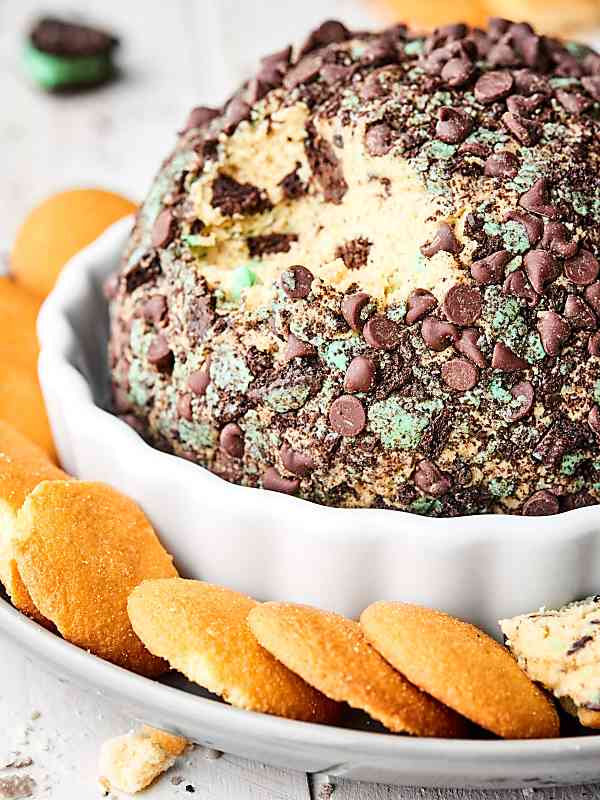 You're only eight ingredients and five minutes of prep away from the BEST Mint Oreo Cream Cheese Ball. Cream cheese + pudding mix + mint extract and loads of Mint Oreos? This dessert is easy and delicious! showmetheyummy.com