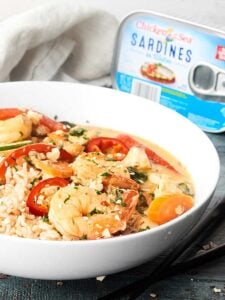 #ad This Thai Seafood Curry is a healthy flavor explosion in your mouth! Full of mixed seafood, veggies, lite coconut milk, lime juice, green curry paste, and more... it's easy, healthy, and so darn tasty! showmetheyummy.com Made in partnership w/ @chickenofthesea #EatMoreSeafood