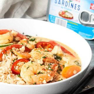 #ad This Thai Seafood Curry is a healthy flavor explosion in your mouth! Full of mixed seafood, veggies, lite coconut milk, lime juice, green curry paste, and more... it's easy, healthy, and so darn tasty! showmetheyummy.com Made in partnership w/ @chickenofthesea #EatMoreSeafood