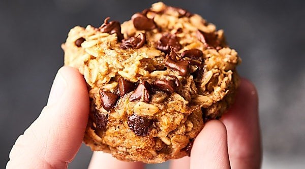 These Healthy Baked Oatmeal Cups are naturally sweetened with bananas and are loaded with oats, all natural peanut butter, almond milk, and a handful of dark chocolate chips! Vegan. Gluten Free. 130 calories! showmetheyummy.com