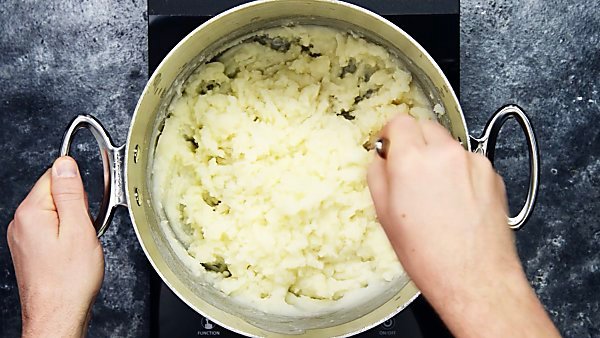 mashed potatoes in stockpot