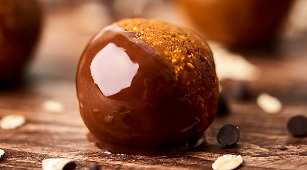 Pumpkin Energy Bites. All your favorite pumpkin pie flavors made into a quick and easy, healthy snack! Full of oats, pecans, pumpkin puree, and spices with an optional chocolate drizzle. Vegan. Gluten Free. showmetheyummy.com