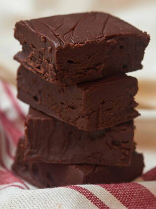 This easy chocolate fudge is made in one bowl, has 5 ingredients, and is cooked in the microwave for 90 seconds! The easiest dessert you'll make this holiday season! showmetheyummy.com #fudge #chocolatefudge #easychocolatefudge #microwave #holiday