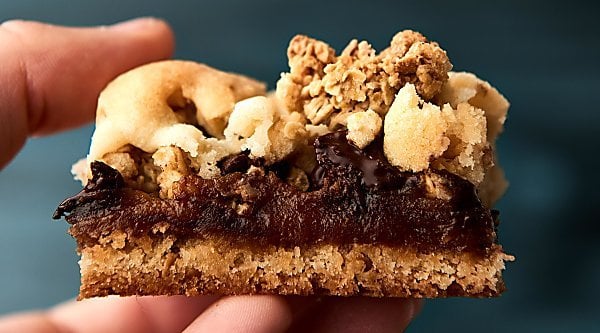 #ad Easy Granola Cookie Bars. Sugar cookie base topped with a peanut butter caramel, granola, chocolate, and sea salt! showmetheyummy.com Made in partnership w/ @sweethmgranola #SweetHomeFarm