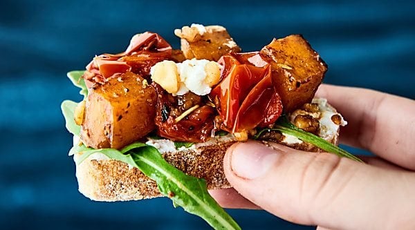 Roasted Butternut Squash Bruschetta. Chewy baguette topped with goat cheese, arugula, roasted butternut squash and tomatoes! showmetheyummy.com