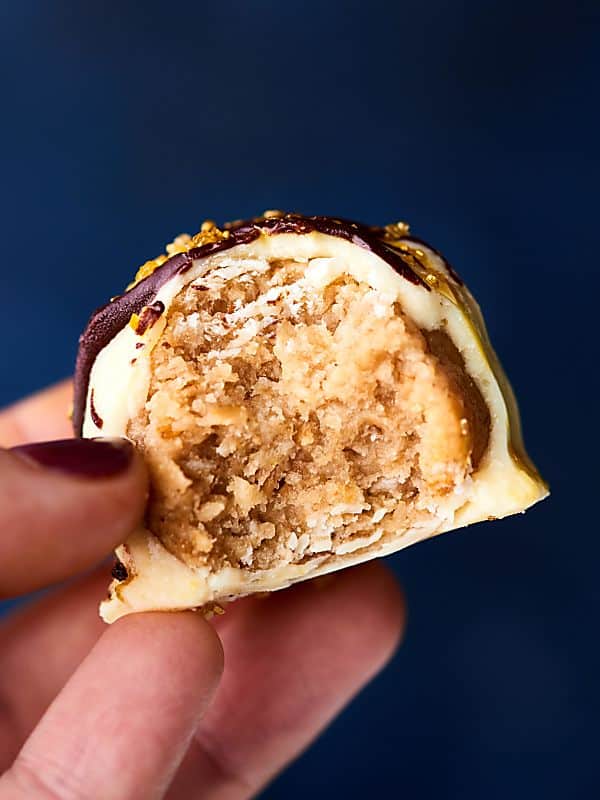 #ad These Granola Truffles only require 5 ingredients and taste like sugar cookies! Granola, vanilla extract, almond extract, cream cheese, and white chocolate! showmetheyummy.com Made in partnership w/ @sweethmgranola #SweetHomeFarm