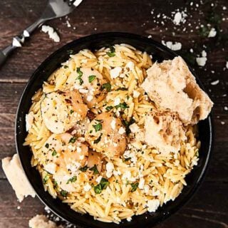 #ad This Lemon Pepper Scallops with Orzo Pasta Recipe is surprisingly quick and easy to make! Full of fresh lemon, garlic, and just a touch of butter! showmetheyummy.com Made in partnership w/ @seacuisine