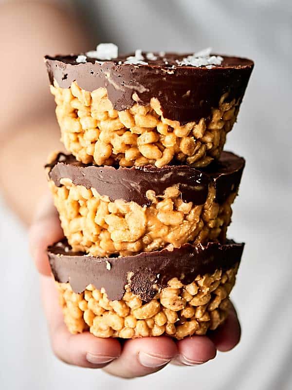 These Vegan Scotcheroos are loaded with brown rice crispies, all natural peanut butter, and agave and smothered in vegan dark chocolate and a pinch of sea salt. An easier, slightly healthier, gluten free take on the classic no bake treat. showmetheyummy.com #vegan #scotcheroos