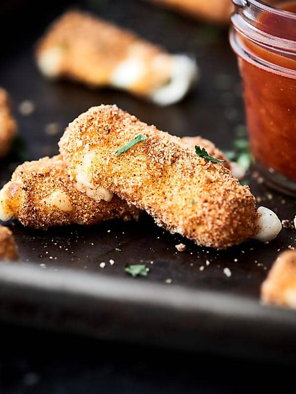 These air fryer mozzarella sticks are a healthier take on a favorite snack classic! Skim string cheese sticks dipped in whole wheat flour, egg, panko breadcrumbs and spices: onion powder, garlic powder, salt, chili powder, and smoked paprika! showmetheyummy.com #airfryer #mozzarellasticks 