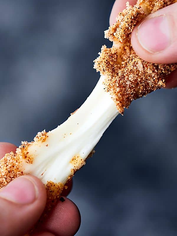 These air fryer mozzarella sticks are a healthier take on a favorite snack classic! Skim string cheese sticks dipped in whole wheat flour, egg, panko breadcrumbs and spices: onion powder, garlic powder, salt, chili powder, and smoked paprika! showmetheyummy.com #airfryer #mozzarellasticks