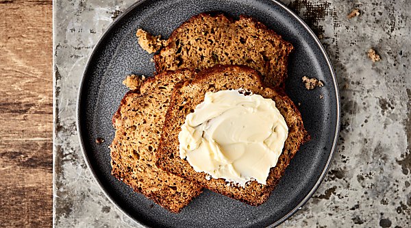 This easy banana bread recipe is ultra moist, perfectly dense, and has just the right amount of banana flavor! My take on a classic! showmetheyummy.com #banana #bread