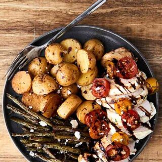 This Bruschetta Chicken Recipe is a quick, easy, light, healthy, packed with flavor summer sheet pan wonder! Only ONE pan required and loaded with tender chicken, green beans (or asparagus), and potatoes and gets topped with the easiest bruschetta recipe! showmetheyummy.com #sheetpandinner #healthy #bruschetta #chicken