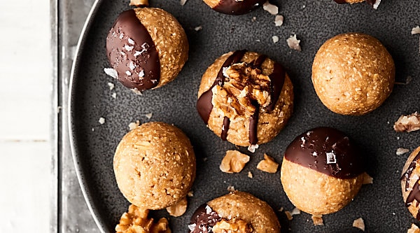 #ad These honey walnut granola bar bites are so great for grab and go snacking! Full of oats, walnuts, coconut oil, honey, vanilla, and optional dark chocolate! Only 10 minutes of prep necessary! showmetheyummy.com Made in partnership w/ @CAWalnuts #granolabar #energybites
