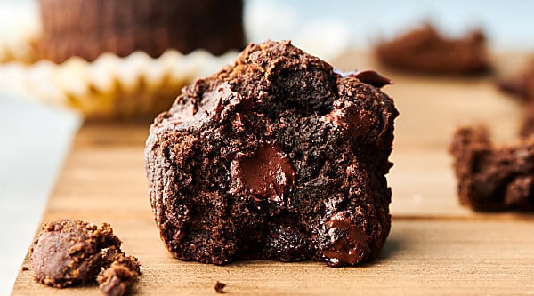 These Vegan Double Chocolate Pumpkin Muffins are loaded with whole wheat flour, pumpkin purée, maple syrup, vegan dark chocolate chips, and cozy spices: cinnamon, nutmeg, ginger, and cloves! Perfect for breakfast or dessert. Freezer friendly! showmetheyummy.com #vegan #pumpkin #muffins #chocolate