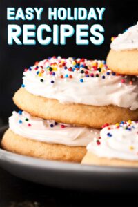 Easy Holiday Recipes 2018. Everything from breakfast, to snacks/apps/sides, dinner, drinks, and of course dessert including candies, miscellaneous (think: puppy chow!), and cookies! showmetheyummy.com #christmas #holidaybrunch #holidayappetizer #holidaydrinks #christmasdinner #christmascookies #dessert