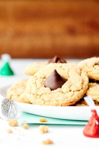 These Easy Peanut Butter Blossoms are a holiday favorite. A homemade soft and chewy peanut butter cookie is rolled in sugar and topped with a milk chocolate kiss! showmetheyummy.com #peanutbutterblossoms #peanutbutter #cookie #christmascookie #chocolate
