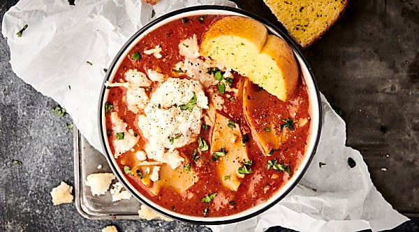 One Pot Lasagna Soup Recipe. All your favorite lasagna flavors made into a one pot soup. This super quick and easy recipe is loaded with sausage, spices, tomato juice, and lasagna noodles, and topped with a yummy cheese mixture of mozzarella, parmesan, and ricotta! SO cozy and delicious! showmetheyummy.com #lasagna #soup #onepot