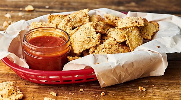 Air Fryer Fried Ravioli. A classic, lightened up! Cheese ravioli is coated in breadcrumbs, panko, parmesan, and spices, and air fried (or baked) to perfection! Serve with your favorite dipping sauce. Quick, easy, delicious! showmetheyummy.com #airfryer #friedravioli #ravioli #cheese #pasta