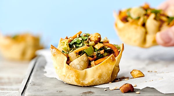 {New!} #ad Chinese Chicken Salad Wonton Cups. Wonton wrappers baked in a muffin tin and stuffed with the BEST Chinese Chicken Salad - chicken, romaine, carrots, peanuts, cilantro, rice vinegar, soy sauce, honey, sesame oil, and more! Quick, easy, healthy, and delicious! Great as a light appetizer or as an on-the-go lunch! showmetheyummy.com Made in partnership w/ @StarKistCharlie #StarKistChickenCreations #TearEatGo #chinese #chicken #salad #wonton #healthy