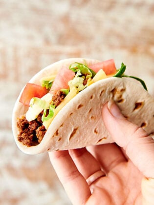 Easy Ground Beef Taco Recipe. 5 ingredients and 10 minutes! Olive oil, ground beef, homemade (or store bought) taco seasoning, tomato sauce, and lime juice! Serve with your tortilla of choice. showmetheyummy.com #easy #groundbeef #tacos #recipe