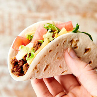 Easy Ground Beef Taco Recipe. 5 ingredients and 10 minutes! Olive oil, ground beef, homemade (or store bought) taco seasoning, tomato sauce, and lime juice! Serve with your tortilla of choice. showmetheyummy.com #easy #groundbeef #tacos #recipe