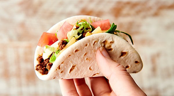 Easy Ground Beef Taco Recipe. 5 ingredients and 10 minutes! Olive oil, ground beef, homemade (or store bought) taco seasoning, tomato sauce, and lime juice! Serve with your tortilla of choice. showmetheyummy.com #easy #groundbeef #tacos #recipe