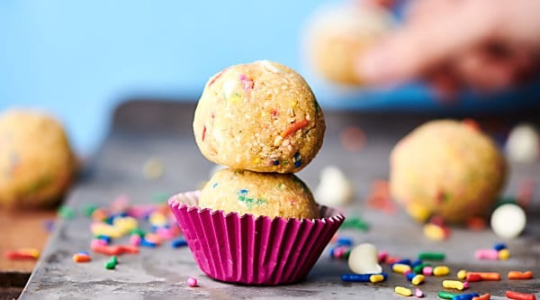 Funfetti edible cookie dough you can eat RAW! It's eggless, gluten free, and made with homemade oat "flour", so it's completely fine to eat. It tastes like a mash up between sugar cookie dough and butter-y yummy, rich cake batter. Made with butter, sugar, vanilla pudding mix, vanilla & almond extract, milk, oat "flour", salt, white chocolate chips, and of course, sprinkles! showmetheyummy.com #funfetti #edible #cookiedough #glutenfree #cakebatter #dessert