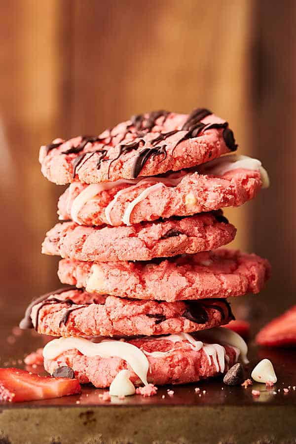 Strawberry Cake Mix Cookies. Cookies made with strawberry cake mix, strawberry jello, butter, eggs, and your choice of chocolate chips: dark, milk, or white! Quick, easy, delicious! 5 ingredients and 10 minute prep! showmetheyummy.com #strawberry #cakemix #cookies #chocolate