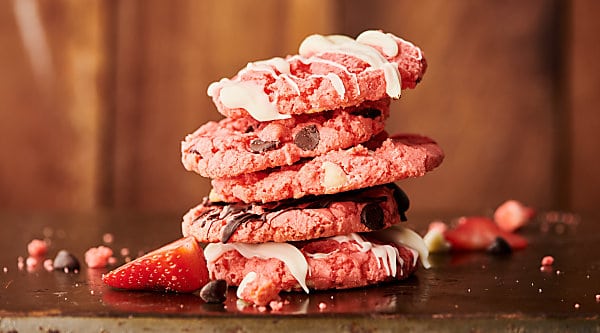 Strawberry Cake Mix Cookies. Cookies made with strawberry cake mix, strawberry jello, butter, eggs, and your choice of chocolate chips: dark, milk, or white! Quick, easy, delicious! 5 ingredients and 10 minute prep! showmetheyummy.com #strawberry #cakemix #cookies #chocolate