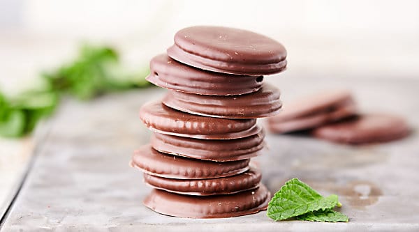 Easy Homemade Copy Cat Thin Mint Cookie Recipe. Your choice of chocolate: baker's chocolate (semi-sweet, dark, or milk) OR Andes Mints AND your choice of cookie base: Ritz cracker, Oreo Thins, or Nilla Wafers! You're 5 minutes and 2-4 ingredients away from deliciousness! showmetheyummy.com #thinmint #thinmints #cookie #mint #chocolate #oreos #nillawafers #ritz #ritzcrackers #andesmints #girlscoutcookie
