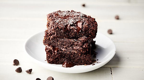 Fudgy Vegan Banana Brownies. The fudge-iest brownies made with melted chocolate, coconut oil, brown sugar, bananas, vanilla, homemade oat flour (old fashioned oats ground in food processor), cocoa powder, salt, and chocolate chunks! Slightly healthier, definitely delicious, and gluten free! showmetheyummy.com #vegan #brownies #glutenfree #dessert #chocolate