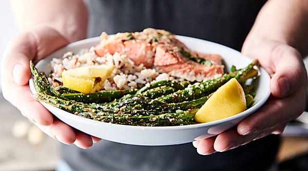 In season asparagus gets roasted to perfection with a touch of oil, spices: garlic powder, onion powder, red pepper flakes, salt and pepper - then drizzled in freshly squeezed lemon juice and sharp parmesan cheese. showmetheyummy.com #asparagus #lemon #parmesan #roastedasparagus #glutenfree #healthy #vegetarian