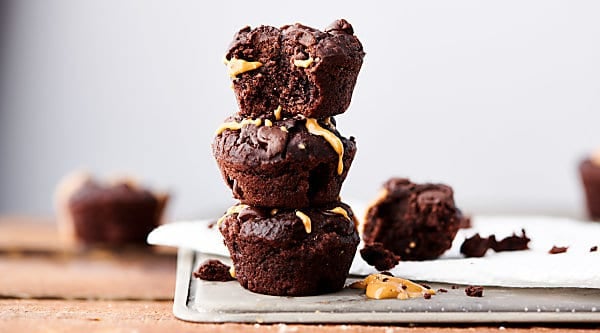 Peanut Butter Banana Black Bean Brownies. Vegan, gluten free, healthy, and DELICIOUS brownies made with black beans, banana, peanut butter, vanilla, vinegar, maple syrup, old fashioned oats, cocoa powder, baking soda, salt, and vegan dark chocolate chips! showmetheyummy.com #blackbeanbrownies #blackbean #brownies #glutenfree #vegan #chocolate #peanutbutter #healthy