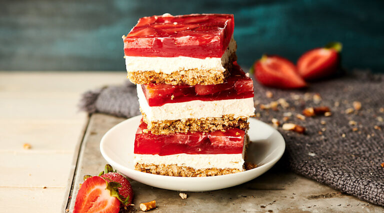 strawberry pretzel salad horizontal