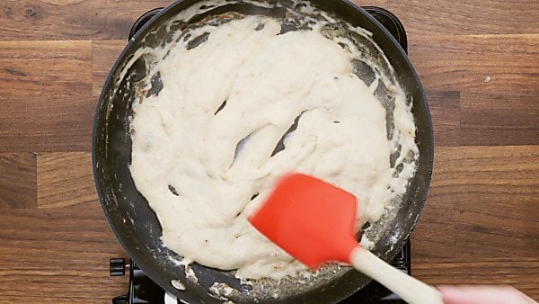 Thickened pizza topping made of flour, butter, and milk