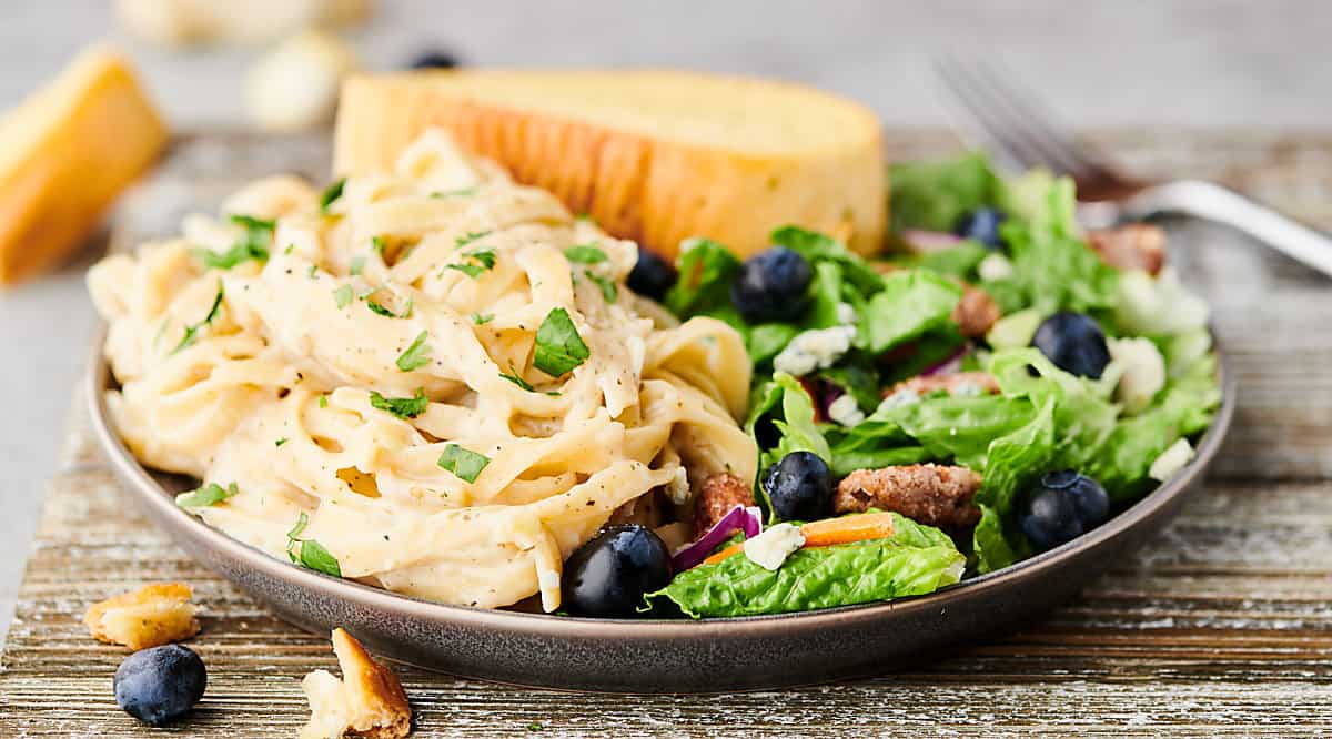 Fettuccine Alfredo horizontal