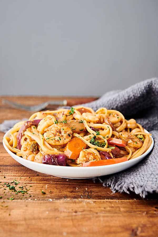 plate of shrimp lo mein